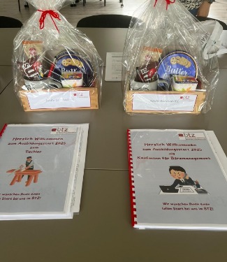 Azubi-Survival-Kit und Begrüßungsmappe für die neuen Auszubildenden im BTZ Braunschweig-Wolfsburg